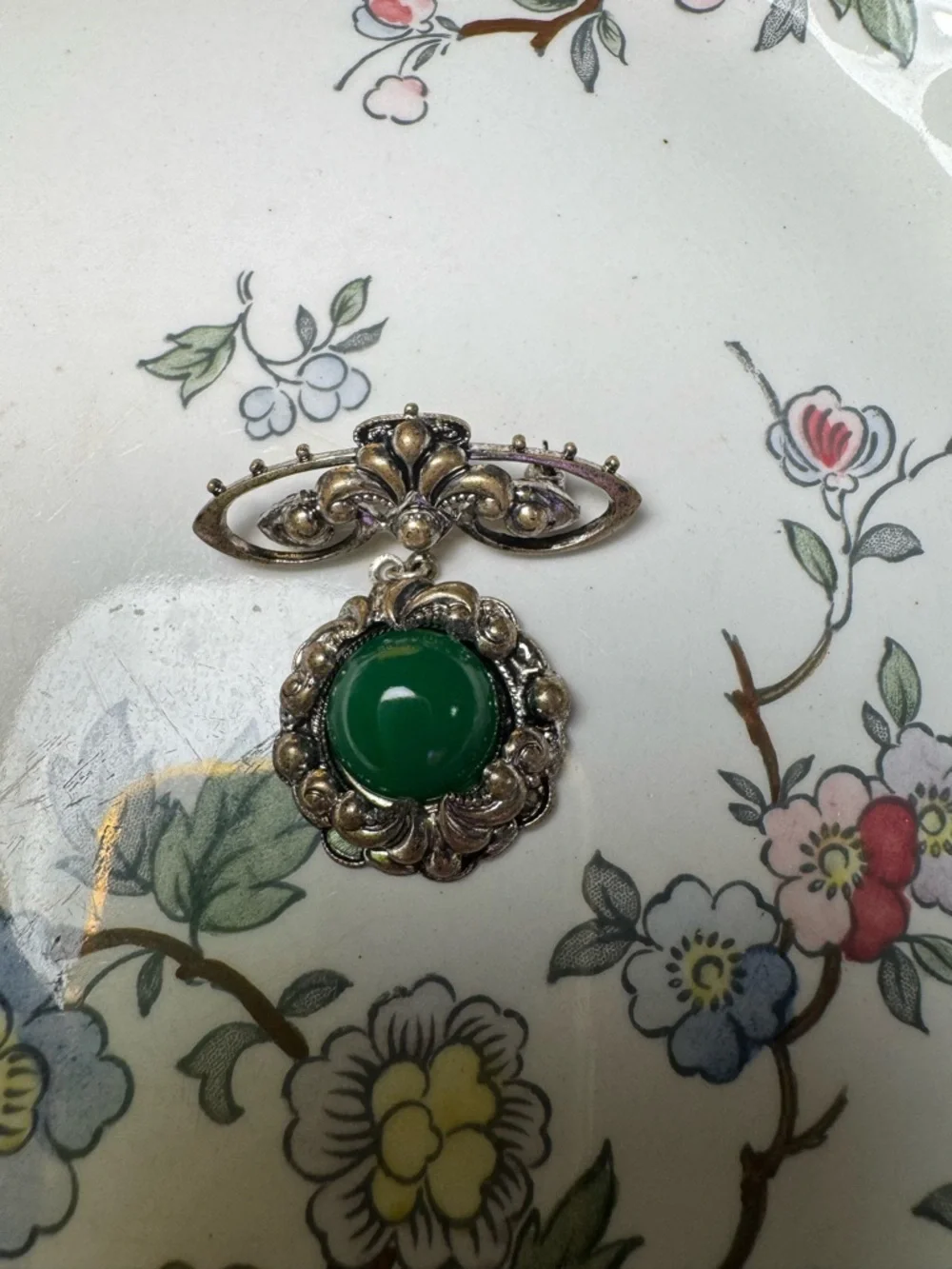 Vintage Silver tone Brooch with Green Cabochon! - Picture 3 of 7